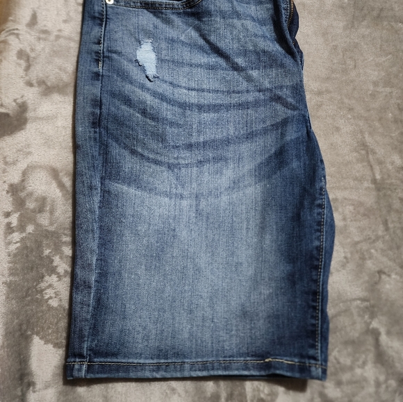 Levi Distressed Denim Shorts - Picture 4 of 5
